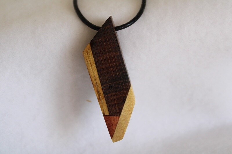 Pendentif Khiara en Chêne, Pin doré, Platane et Acajou