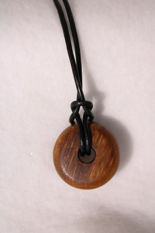Pendentif YET en acajou