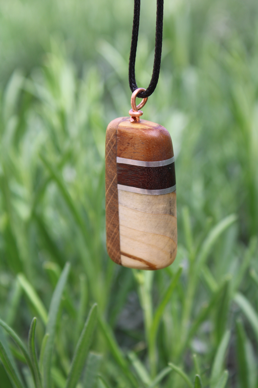 Pendentif BOANIUM en chêne & bois exotique & amandier & pin