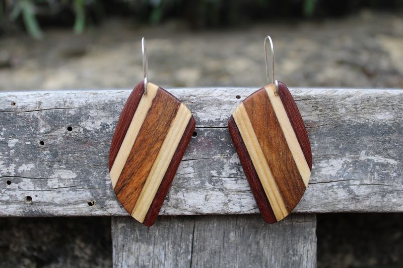 Boucles d'oreilles ALBA en acajou, bois exotique et pin