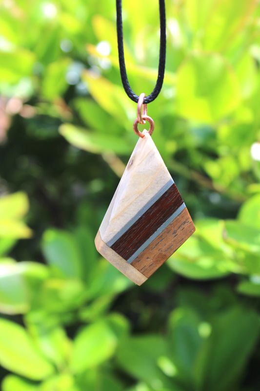 Pendentif PYRA en amandier, bois exotique et pin