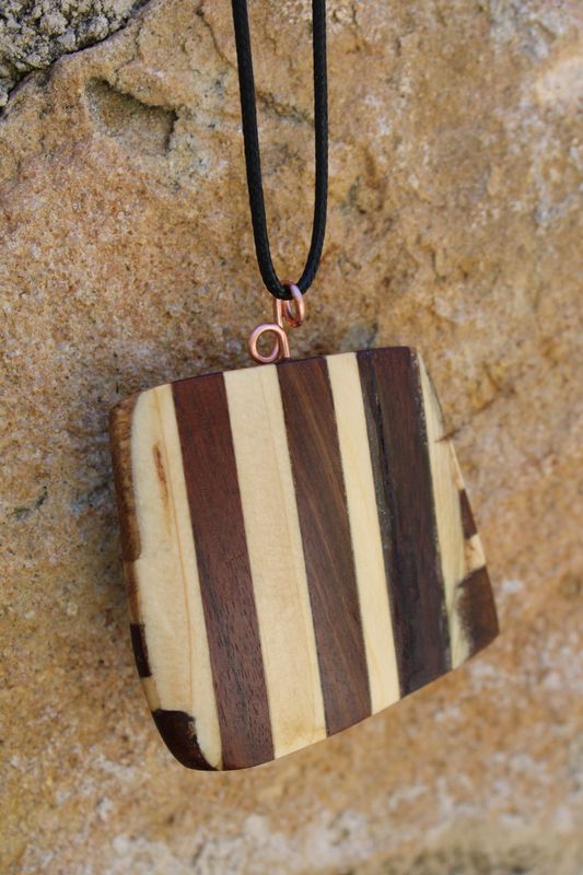 Pendentif DAZAÏ en chêne, acajou, bois exotique et pin