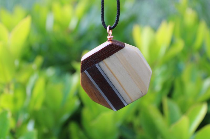 Pendentif ODELIA en pin, acajou, bois exotique, amandier et aluminium