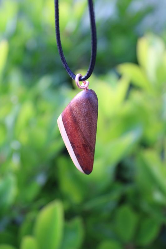 Pendentif KINAO en acajou et pin