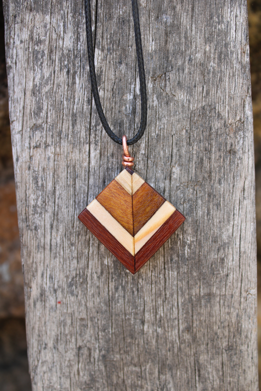 Pendentif BAO en mûrier, itauba, cumaru, acajou et pin