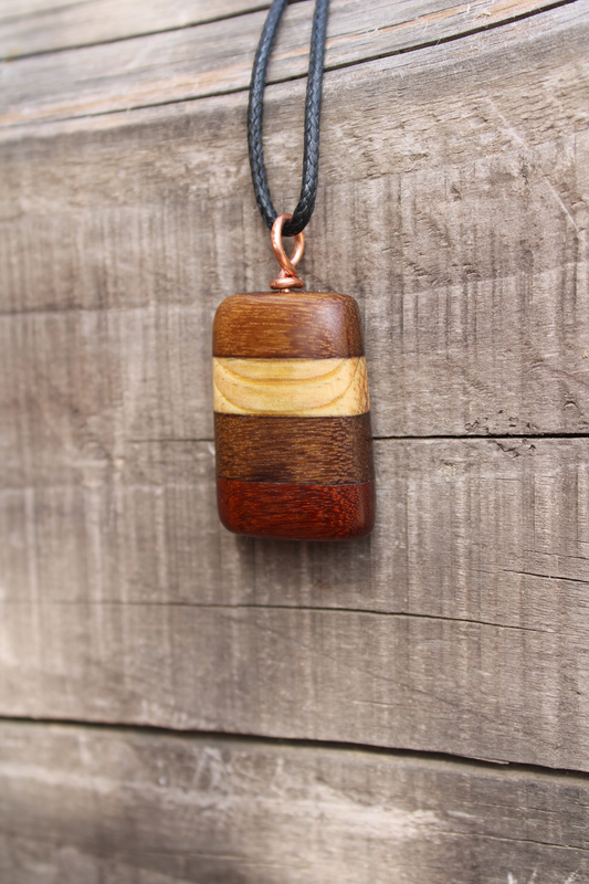 Pendentif HONOKA en pin et bois exotique