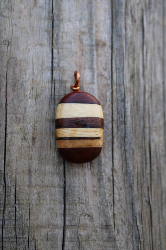 Pendentif LEWIS en acajou, platane, pin doré et pin