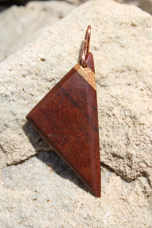 Pendentif ANDREAS en acajou et pin