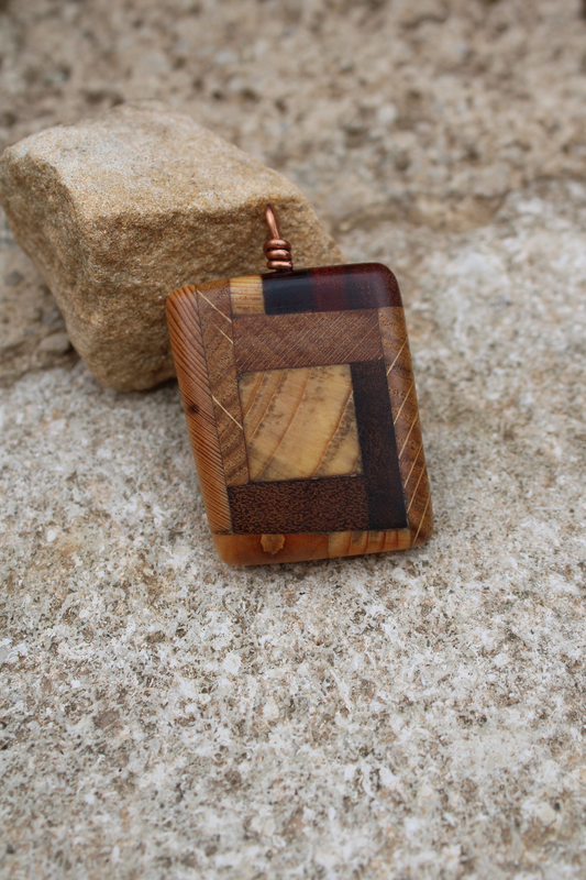 Pendentif Théthys en pin, chêne, cumaru, pin douglas, acajou, noyer et mûrier