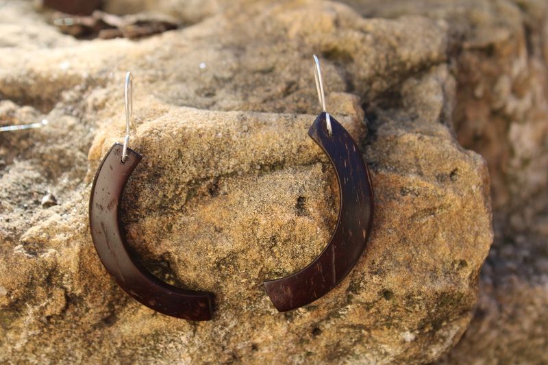 Boucles d'oreilles demi-créoles Séraphéa en noix de coco