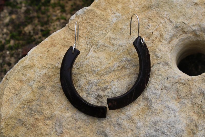 Boucles d'oreilles demi-créoles Nyssa en noix de coco