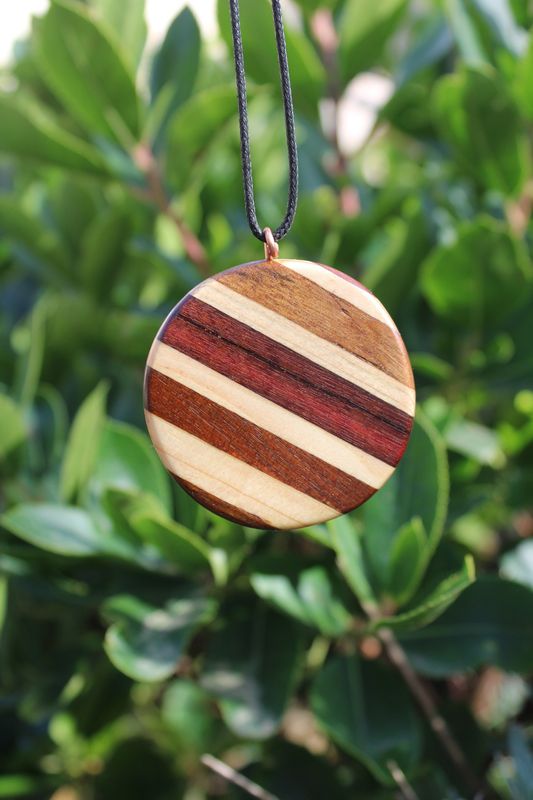 Pendentif Elégance Sauvage an acajou, pin doré et noyer