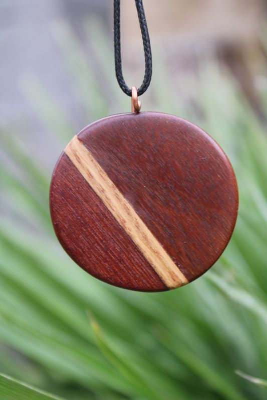 Pendentif Bois Mystique en acajou, chêne et bois exotique
