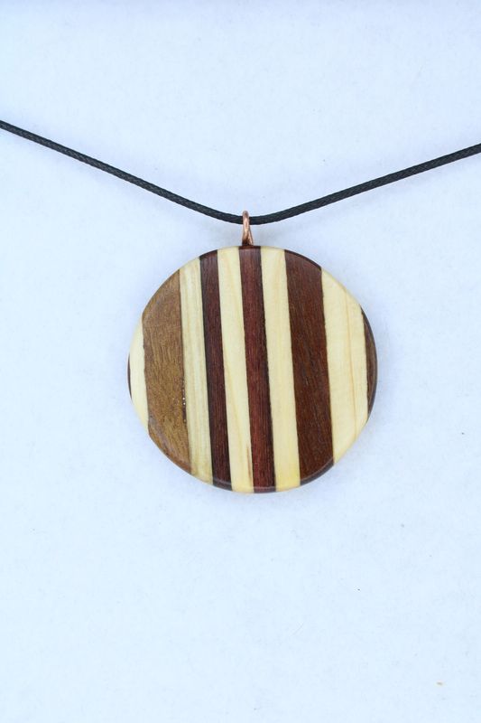 Pendentif Charme Arboré en pin doré, noyer, acajou, cumaru et itauba