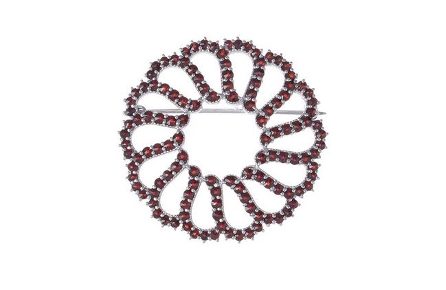 Brosche  mit böhmischer Granat rund