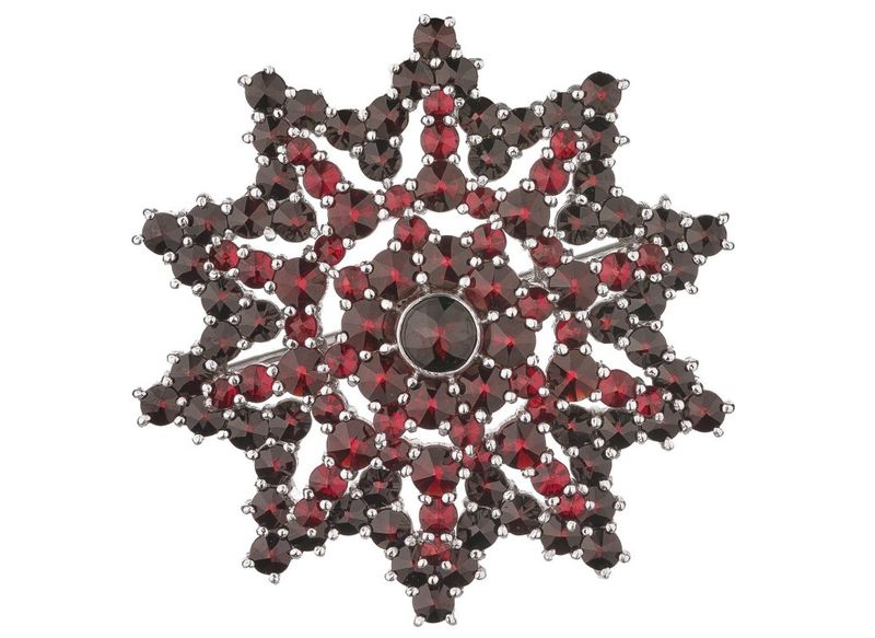 Brosche  mit böhmischer Granat Stern