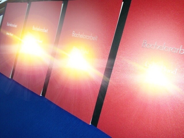 Softcover mit Deckblatt metallic und 2 zeiliger Titelprägung Softcover mit Deckblatt metallic und 2 zeiliger Titelprägung