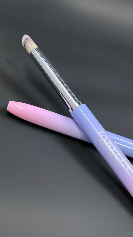 Acrilic brush blooming