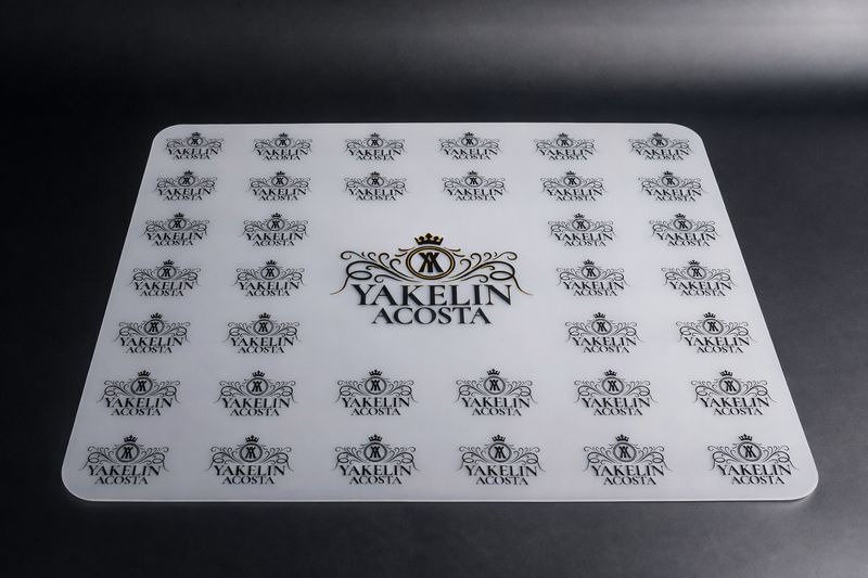 SILICON MAT CON LOGO YAKELIN ACOSTA