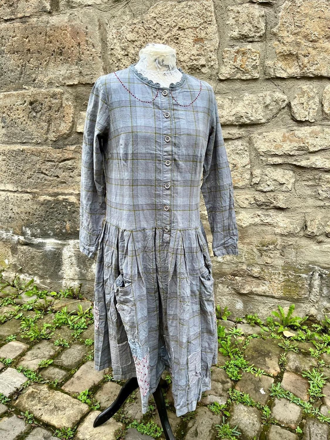 Ewa i Walla Kleid AW24 55874 Roberta in grau oliv kariert mit Patches Ewa i Walla Kleid AW24 55874 Roberta in grau oliv kariert mit Patches