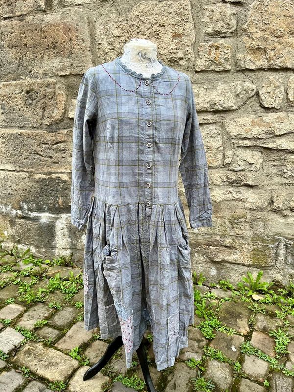 Ewa i Walla Kleid AW24 55874 Roberta in grau oliv kariert mit Patches