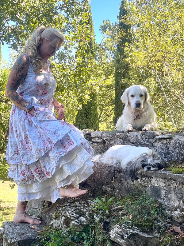 Lika Schmodsien Traumkleid hellblau mit großen Blumen