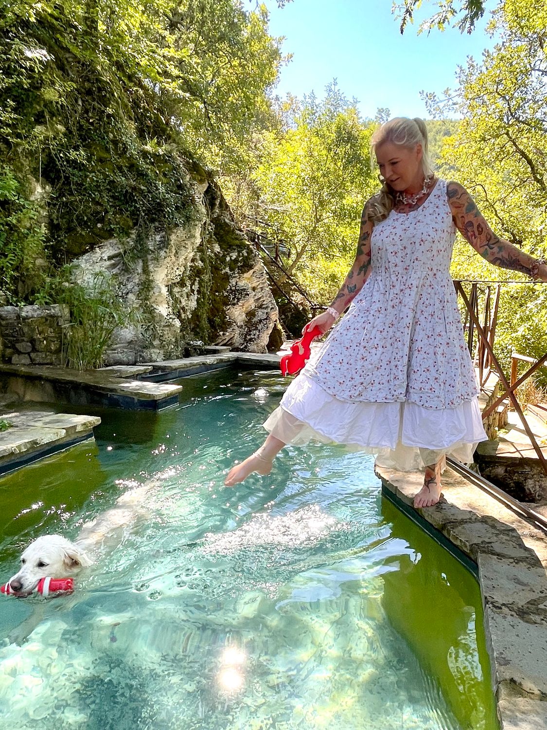 Lika Schmodsien weißes Kleid mit Streublümchen