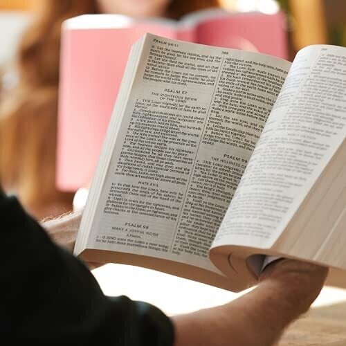 KJV, Holy Bible, Larger Print, Paperback, Comfort Print: Holy Bible, King James Version