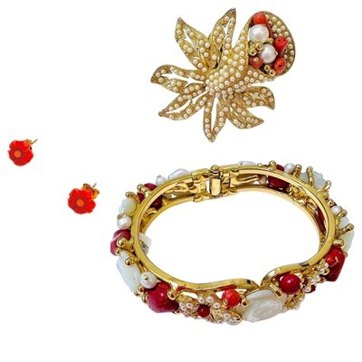 Jewelry set : bracelet, ring and earrings. Jewelry set : bracelet, ring and earrings.