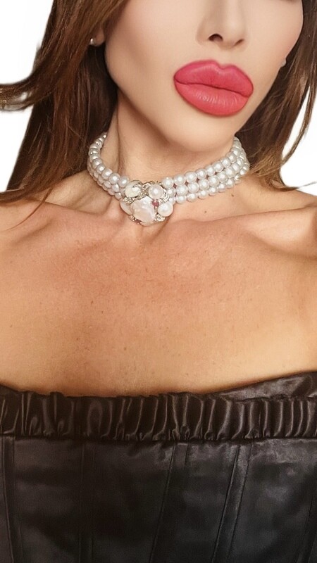 Jewelry set : choker and earrings.