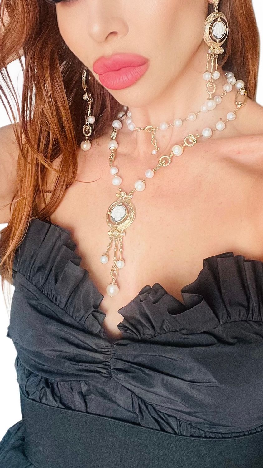 Jewellery set : necklace and earrings.