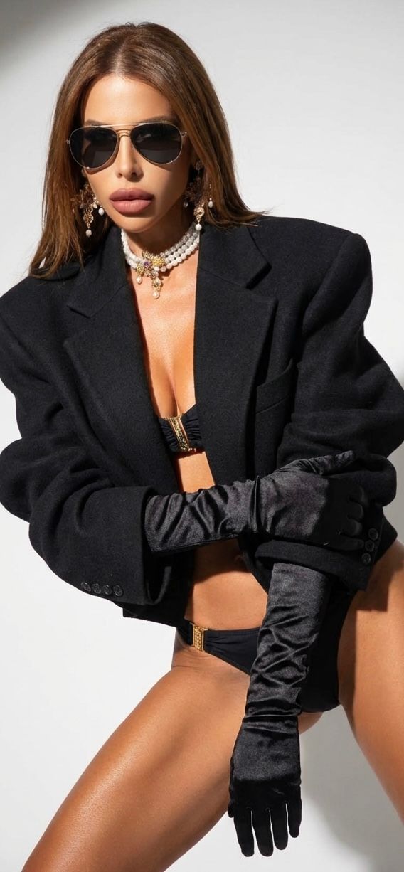 Jewellery set:  necklace and earrings