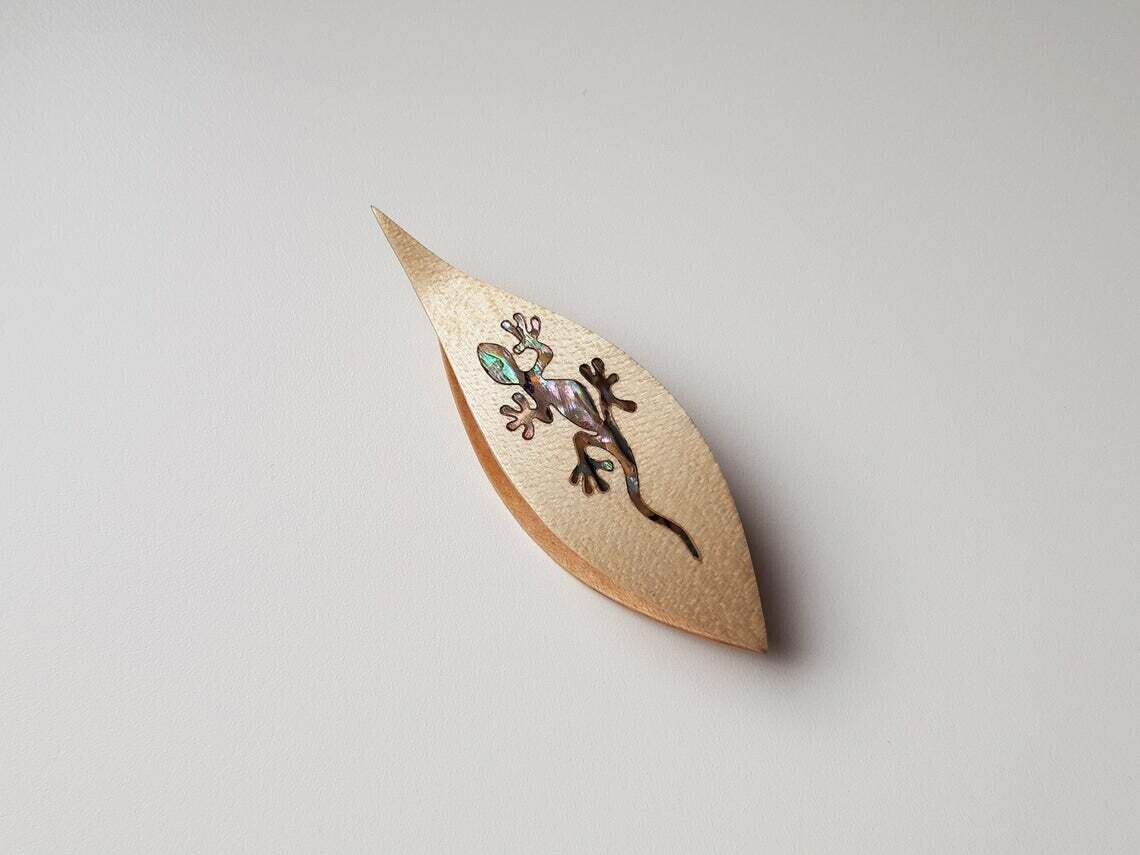 Tatting Shuttle With Pick​ Maple Mother-of-Pearl Lizard Inlay​