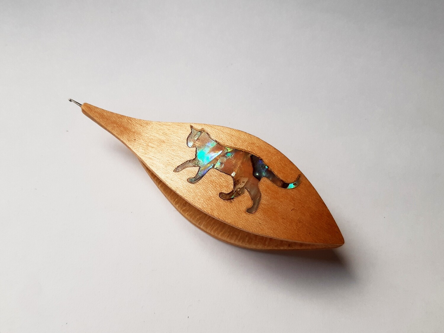 Tatting Shuttle With Hook Maple Mother-of-Pearl Cat Inlay