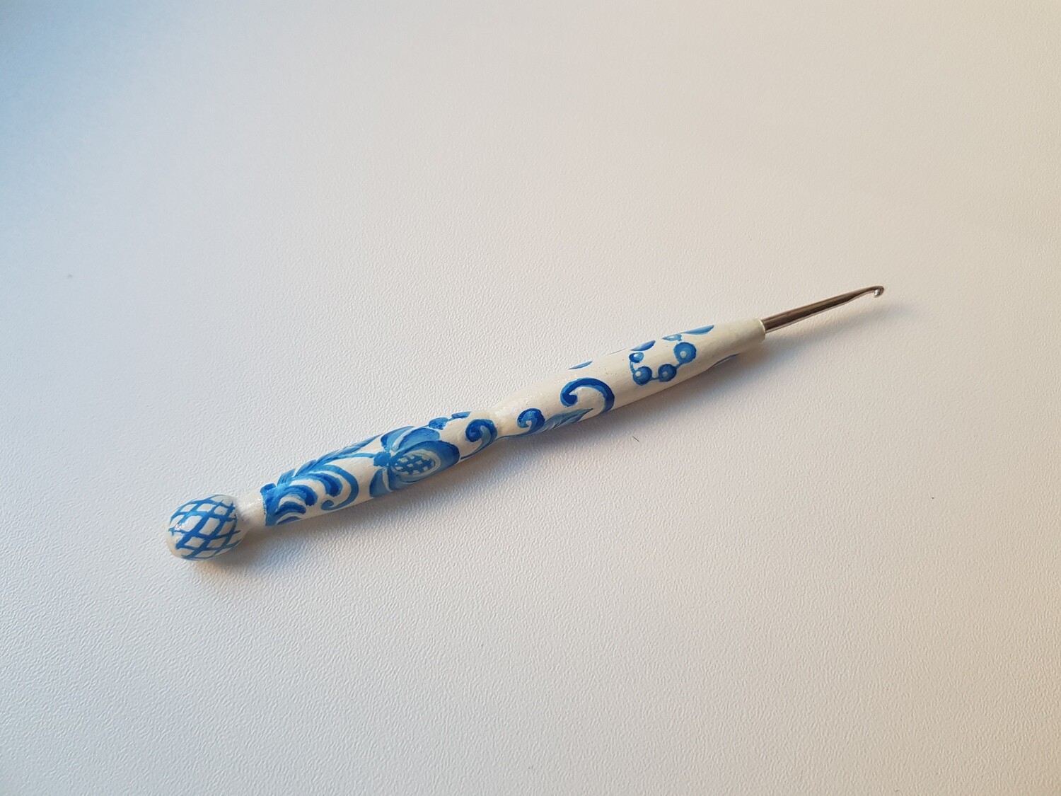 Crochet Hook 1.75 mm Painted WHITE & BLUE