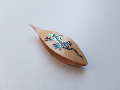Tatting Shuttle With Pick​ Maple Mother-of-Pearl Lizard Inlay​