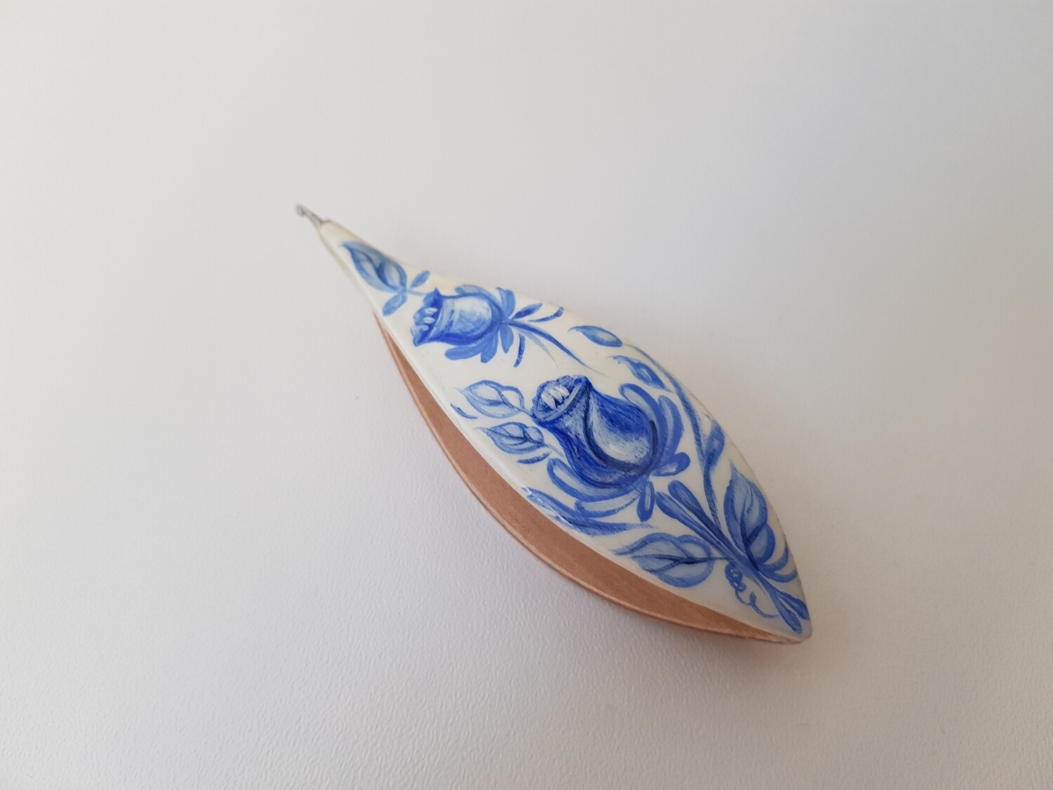 Tatting Shuttle With Hook Maple Painted​