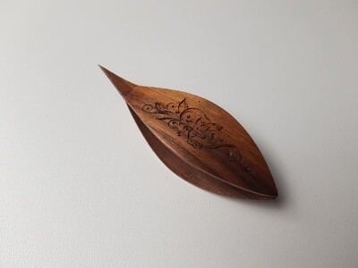 Tatting Shuttle Walnut With Pick And Engraving​