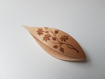 Tatting Shuttle With Pick Maple Floral Engraving​