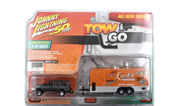 Johnny Lightning Tow & Go Jeep Cherokee XJ Sport With Food Concession Trailer