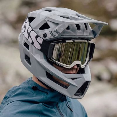 ­CASCOS Y PROTECCIONES