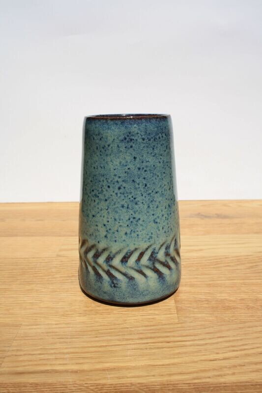 Vase blaugrün geschnitzt