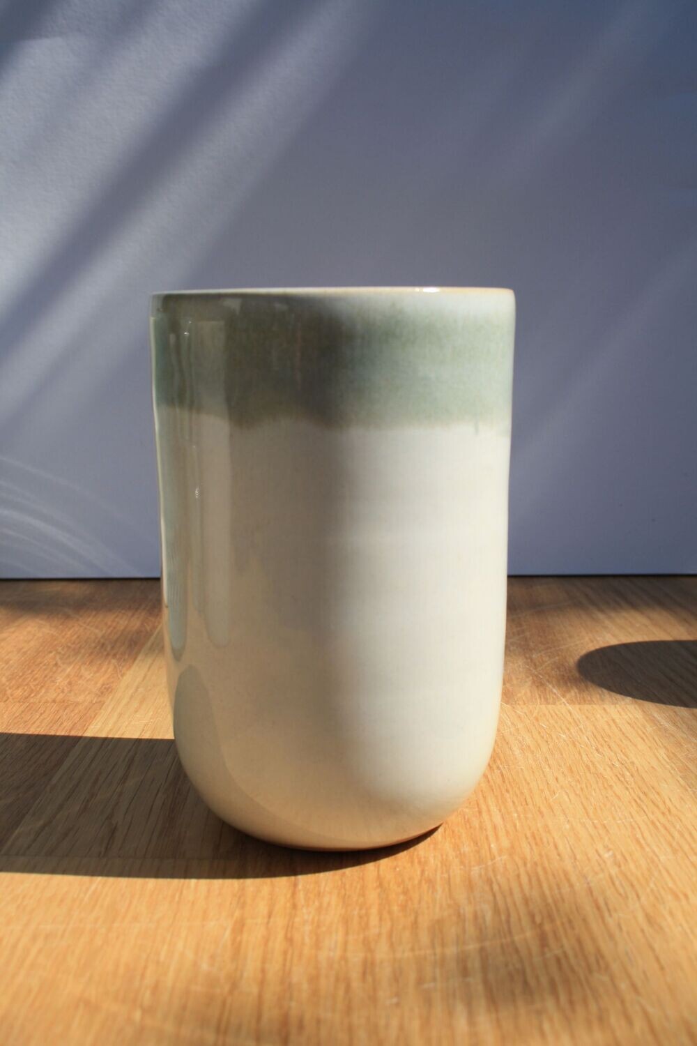 Becher gerade weiß mit grau-grünem Band 370ml