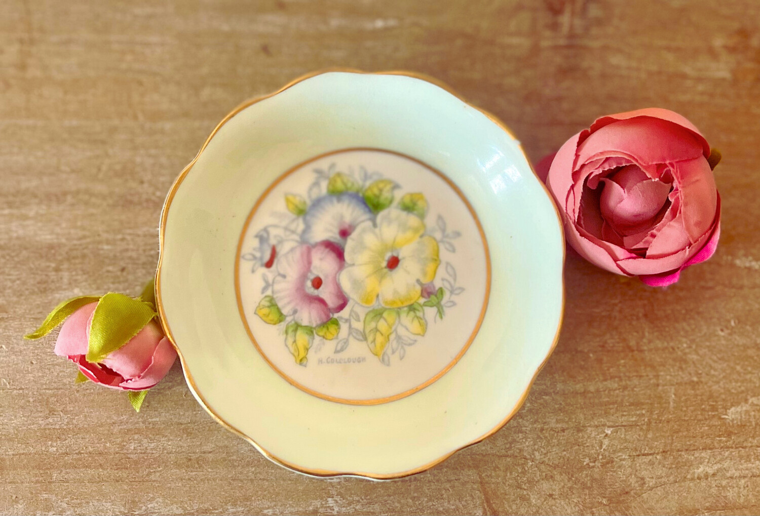Royal Crown 'Petunia' Dish