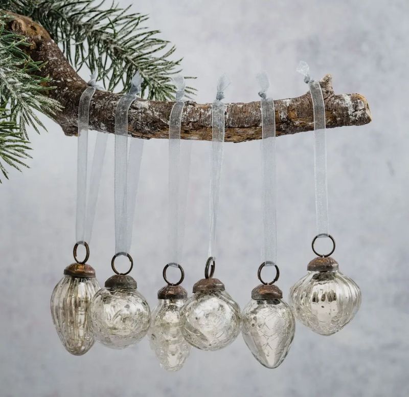 Vintage style silver crackle glaze glass baubles with an ornate brass cap and coordinating organza tie. Six mixed designs