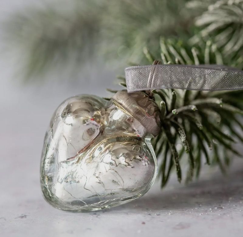 Vintage style silver crackle glaze glass heart baubles with an ornate brass cap and coordinating organza tie. Set of six 