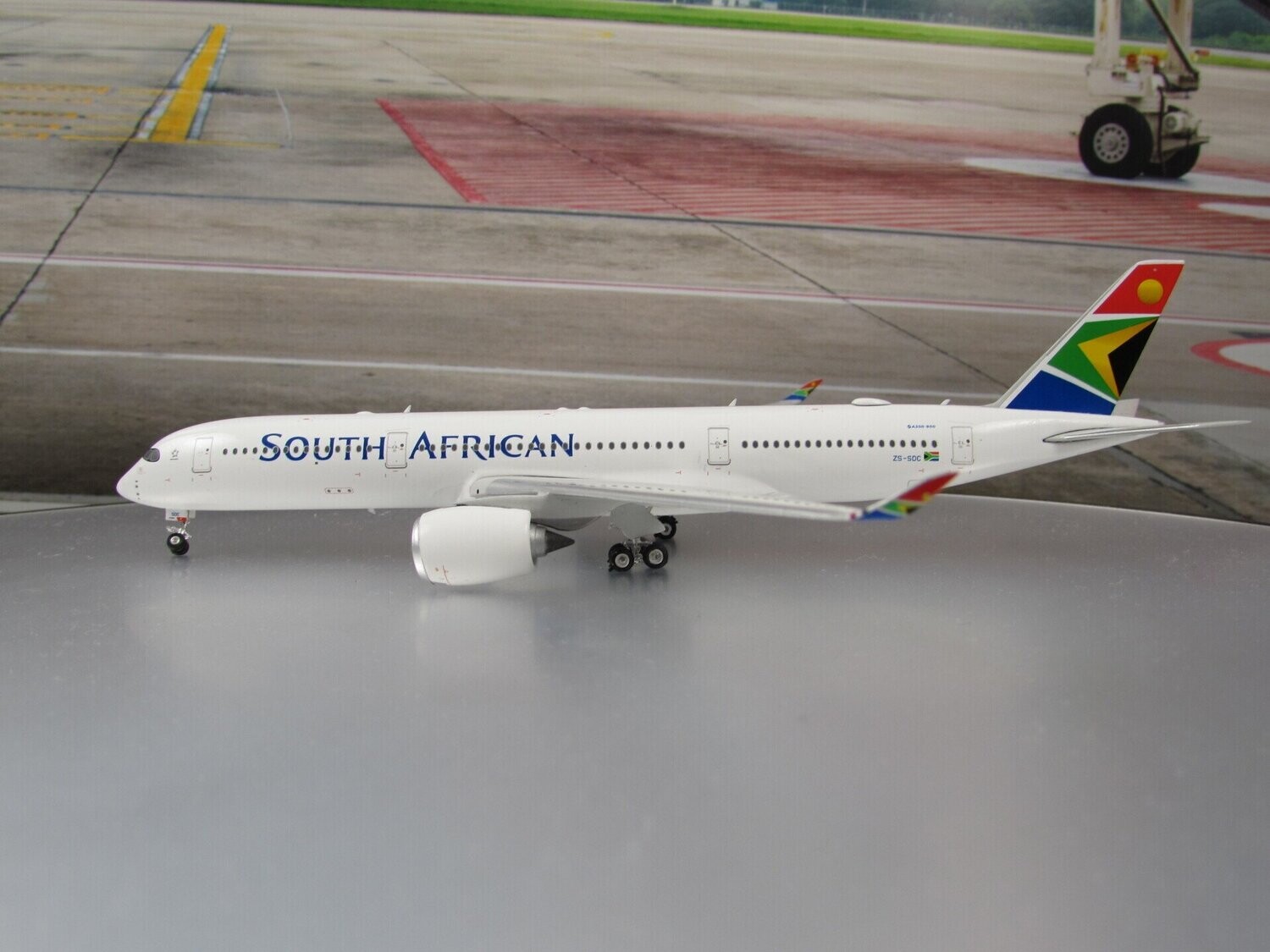 1/400 scale South African Airways A350-900 Reg No. ZS-SDC