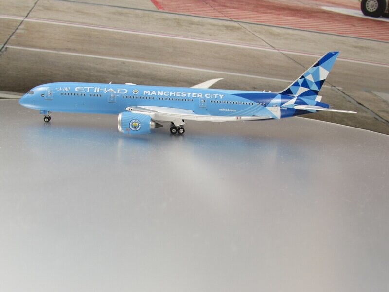 1/400 scale Etihad Airways 787-9 Manchester City Livery Reg No. A6-BND
