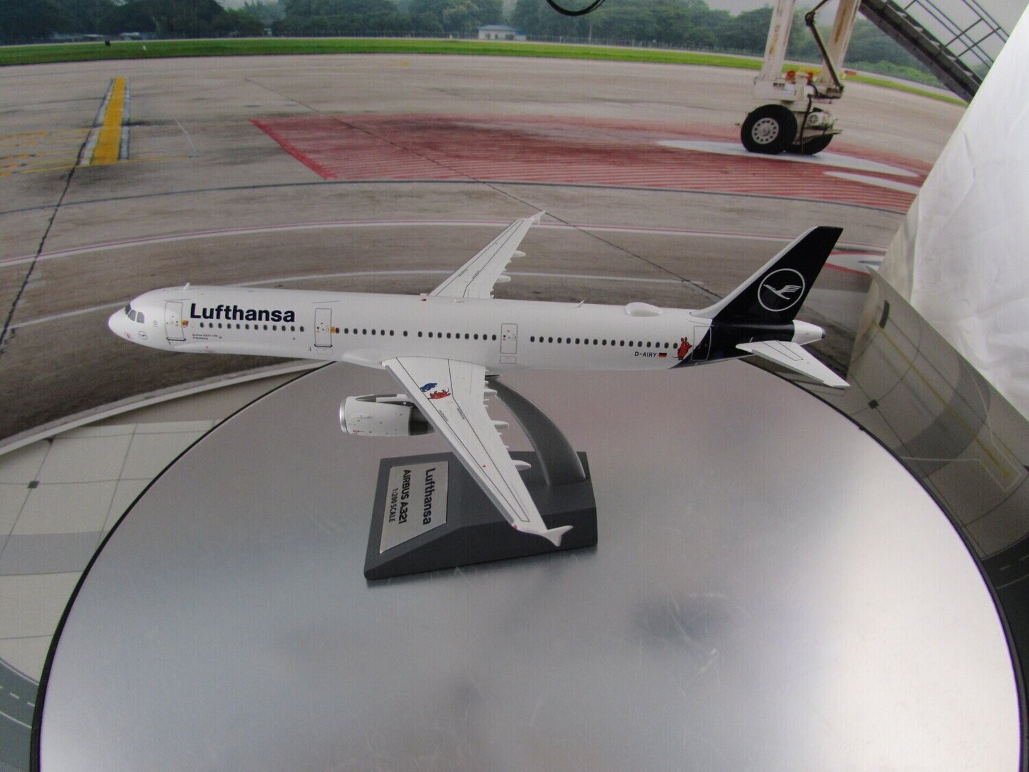 1/200 scale Lufthansa A321-131 Die Maus Livery Reg No. D-AIRY