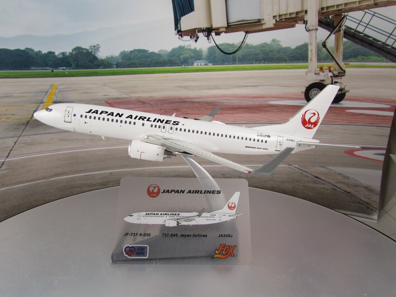 1/200 scale Japan Airlines 737-8 Reg No. JA349J